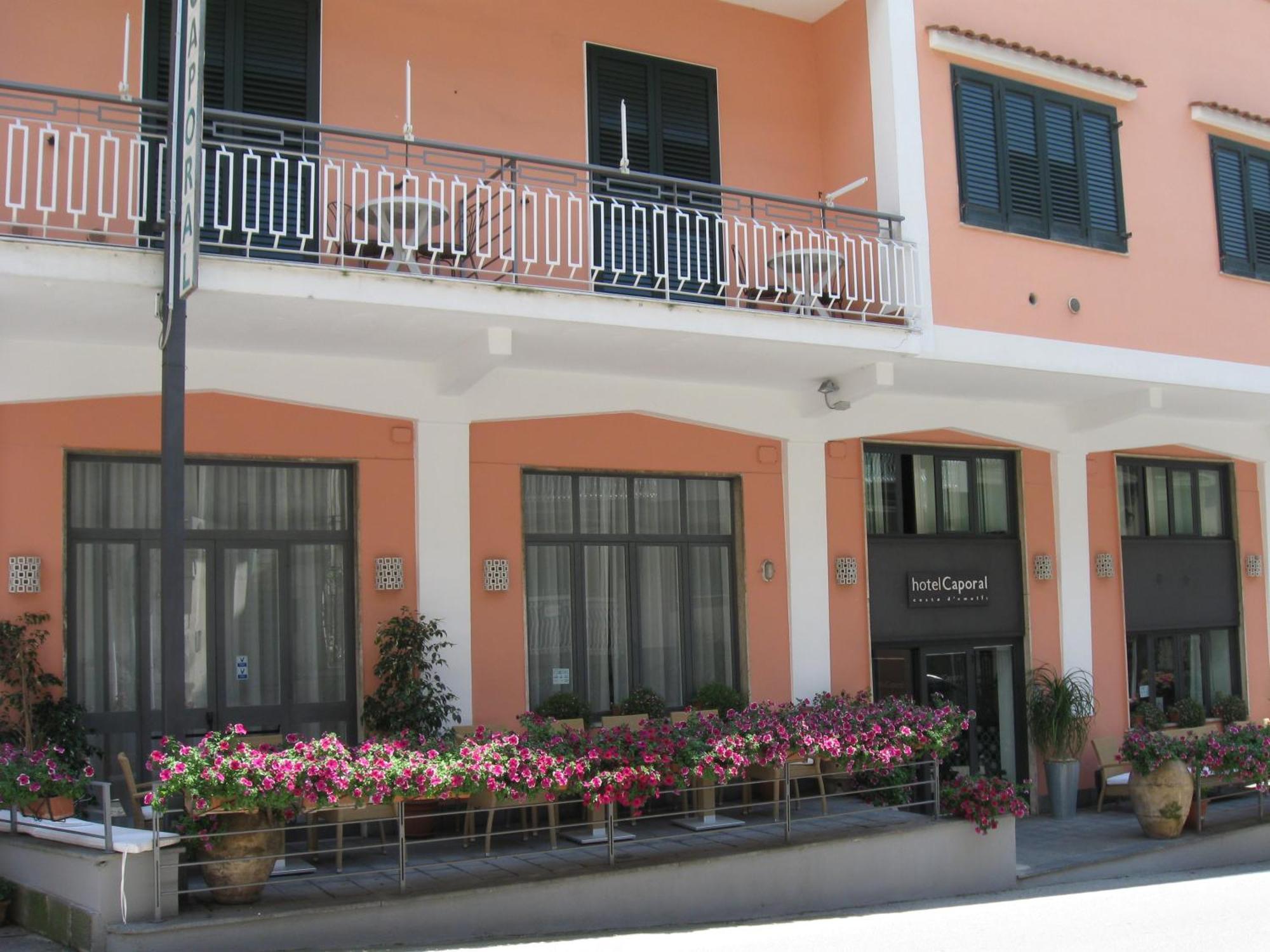 Hotel Caporal Минори Екстериор снимка